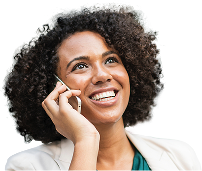 Mulher sorrindo e falando ao telefone celular